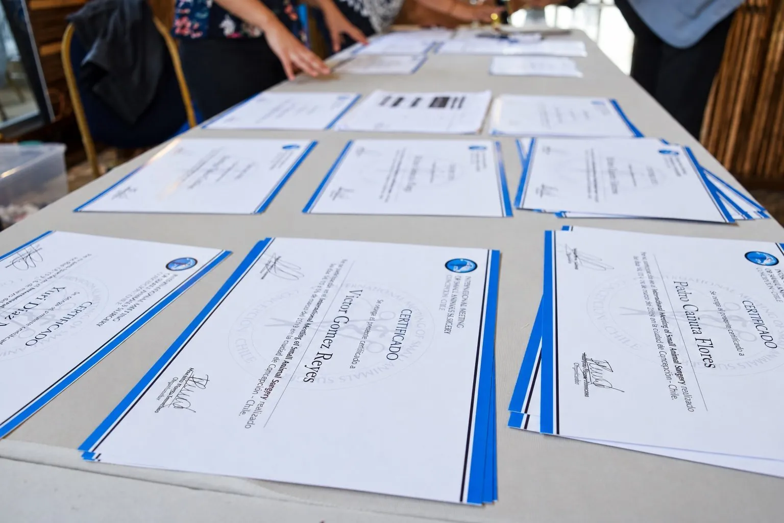 Certificados del congreso sobre una mesa