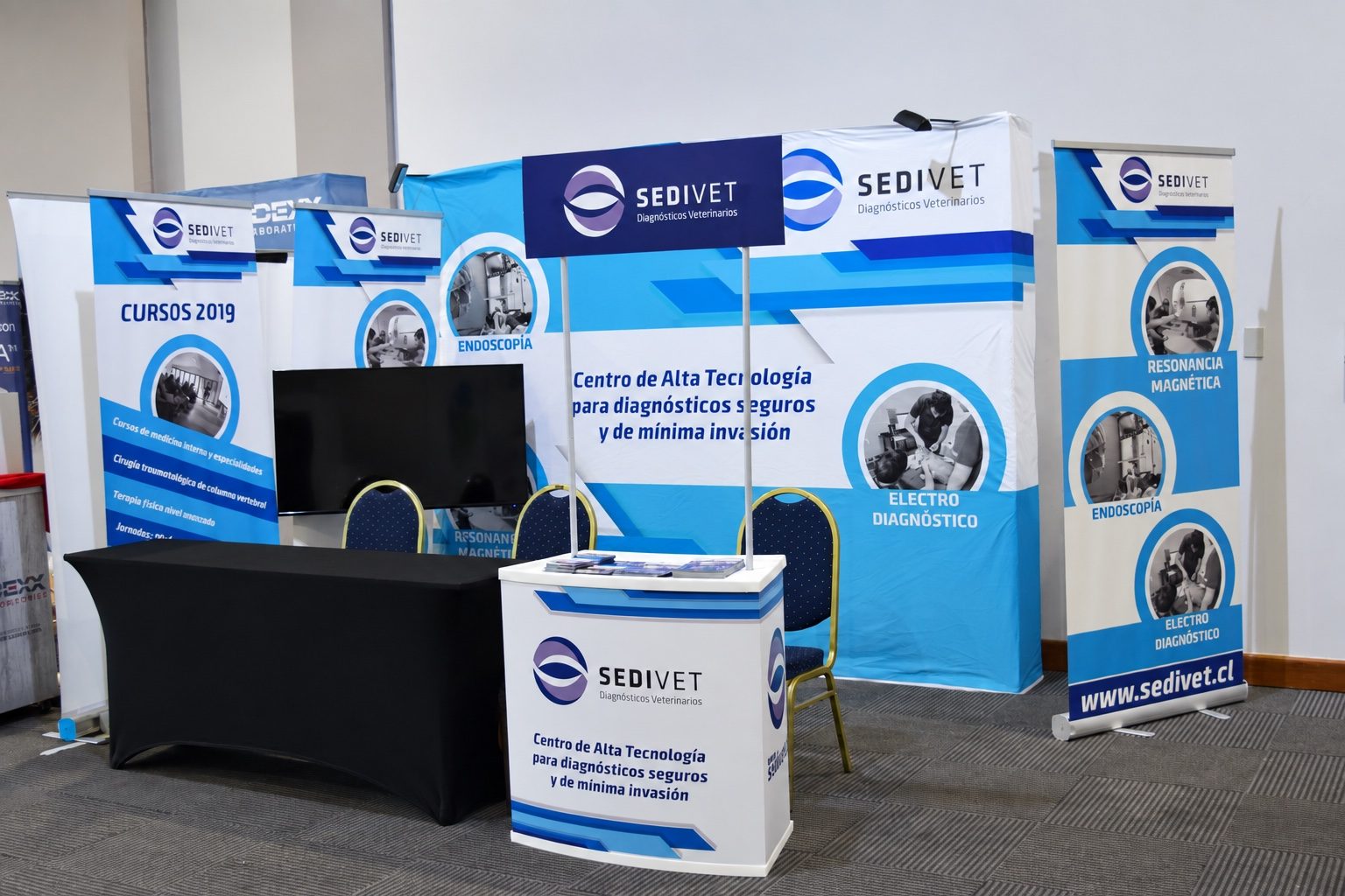 Stand de Sedivet con fondo, mostrador y pendones diseñados por Origami
