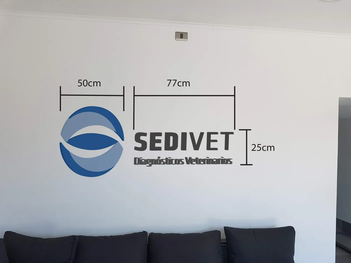 Design of the Sedivet logo for the interior wall, with measurements of 50, 77 and 25 centimeters