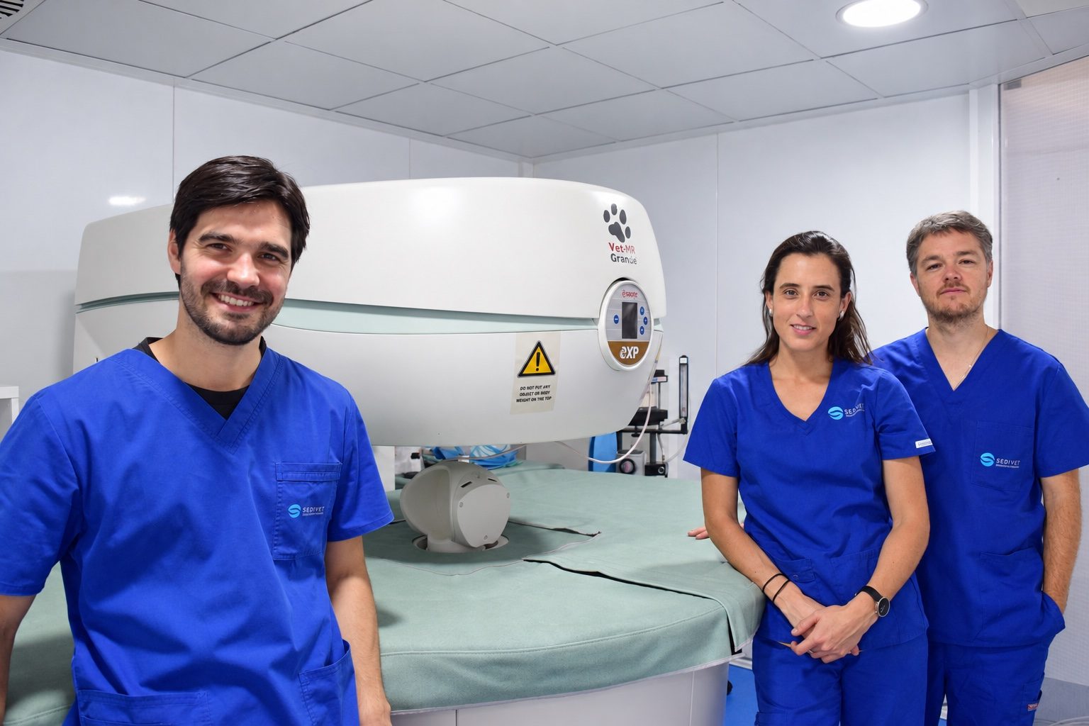 Equipo de Sedivet junto a su equipo de resonancia magnética